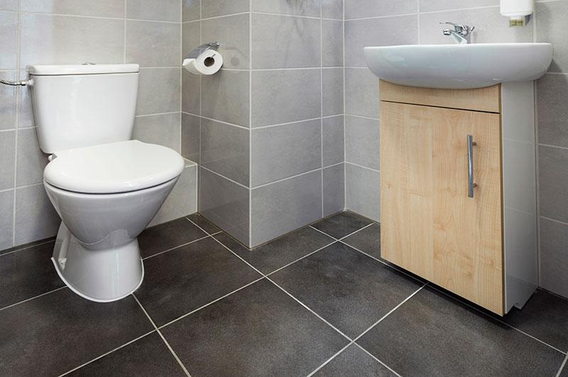 Как класть плитку на пол в туалете: различные методы + пошаговая инструкция по укладке