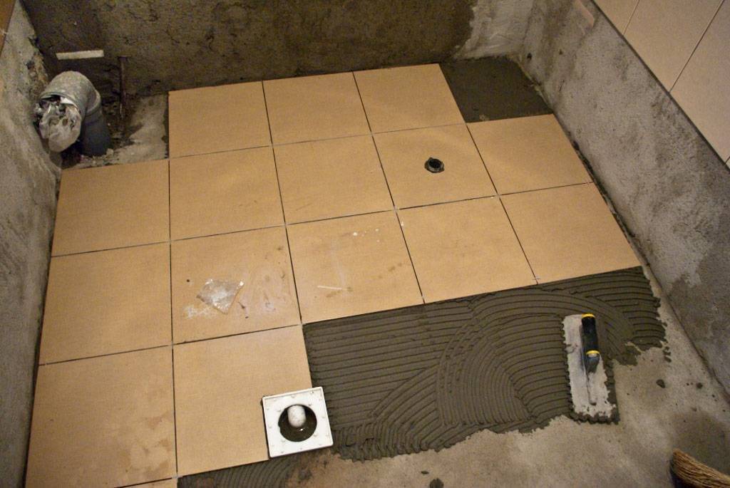 Как класть плитку на пол в туалете: различные методы + пошаговая инструкция по укладке