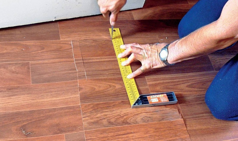 Как и чем правильно приклеить линолеум к бетонному полу: пошаговая инструкция + рейтинг лучших клеев